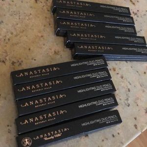 10 Anastasia Beverly Hills highlighter duo pencil